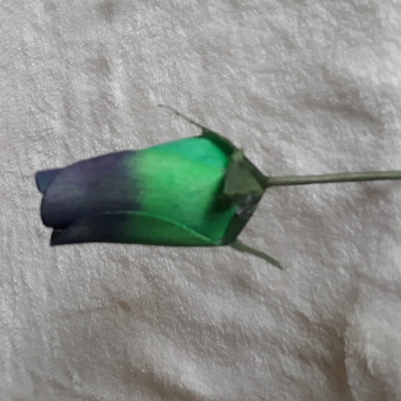 Green wooden rose, 13 inches long - Picture 3 of 6